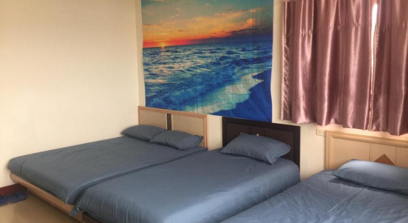 a hotel room with two beds and a painting on the wall, 美麗的民宿 連江縣民宿216號 in Matsu Island