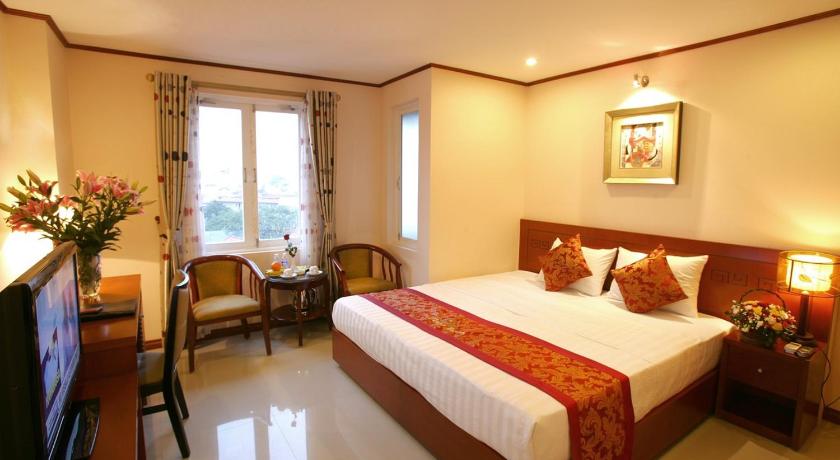 a hotel room with a large bed and a large window, Hotel Phuong Anh in Quy Nhơn (Bình Định)