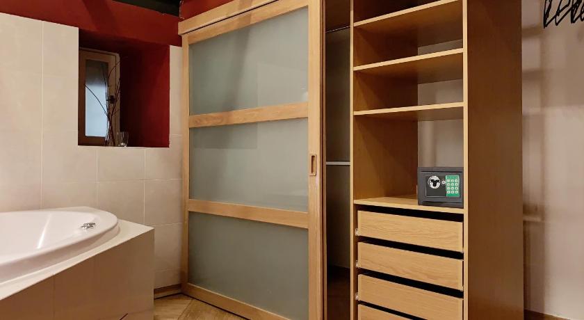 Image of Deluxe Double Room with Bath 2