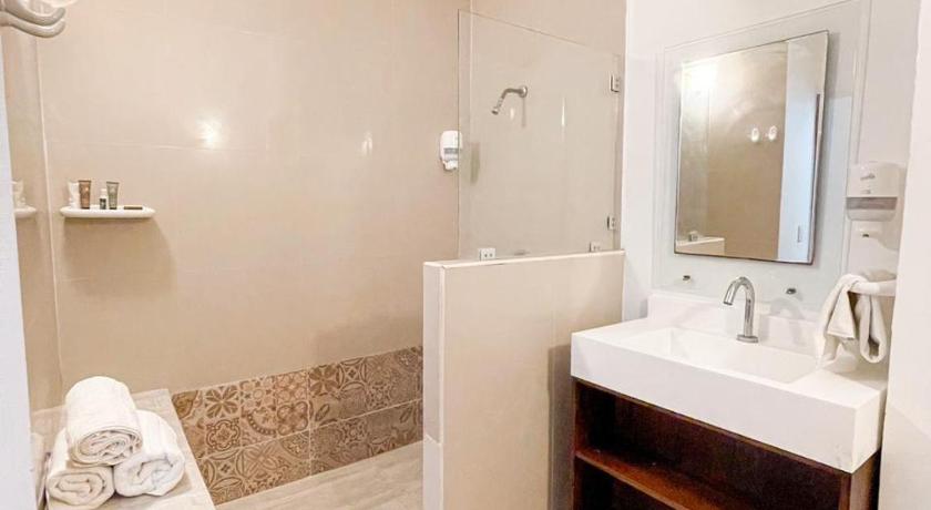 Hotel Cocoplum Beach