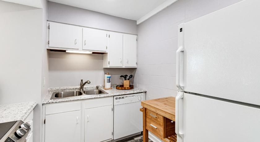 a kitchen with a stove, refrigerator, sink and dishwasher, Gulf Terrace Condominiums in Destin (FL)