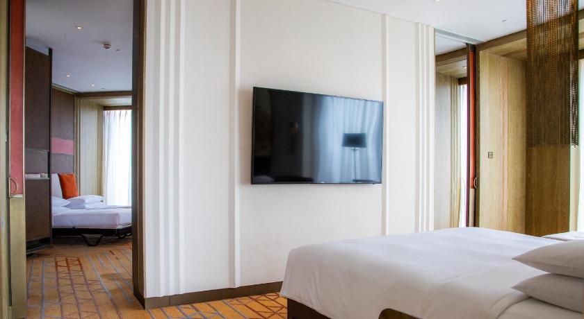 Image of Family Suite (king+twin) 3