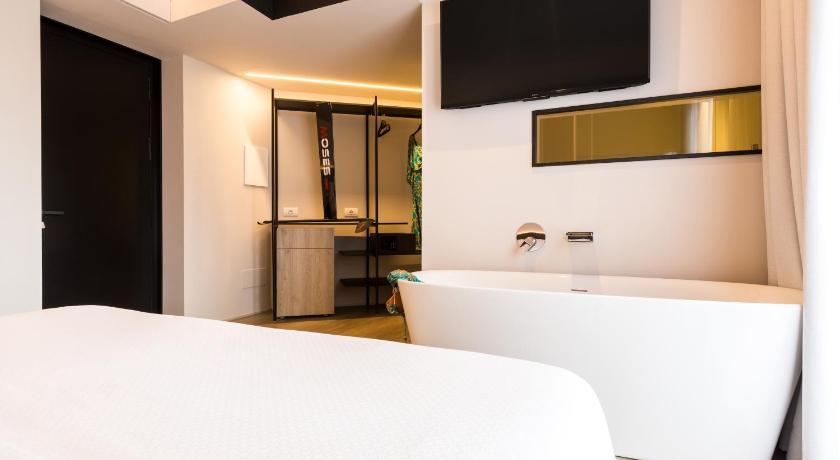 Image of Double Deluxe with Balcony 5