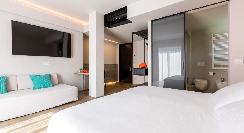 Image of Queen Superior Room with Balcony 5