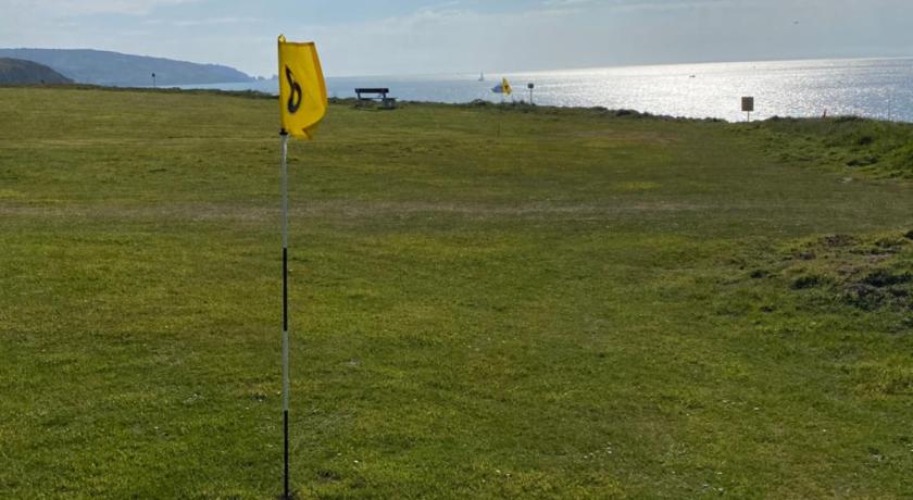Beau - Brambles Chine, Colwell Bay - 5 star WiFi - Short walk to The Hut and beach - 1 night stays a photo