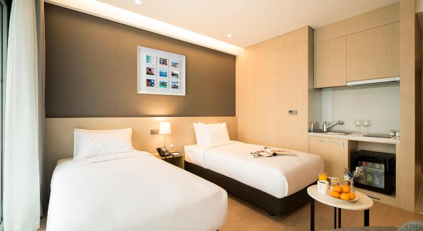 Image of Superior Hollywood Room - No Ocean View 1