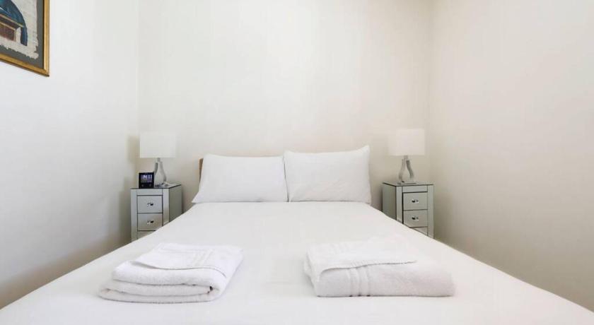 BEAUTIFUL 2 bedroom MEWS HOUSE WITH PARKING BY THE BEACH — Hotel in Brighton and Hove