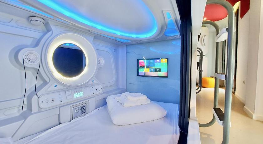 Foto Atypicap Capsule Hostel - Booking Diskon Spesial