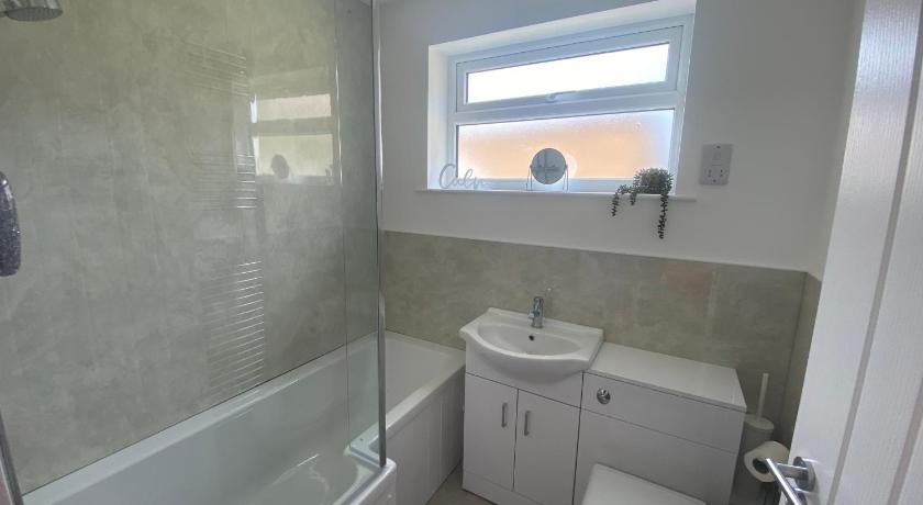 Beau - Brambles Chine, Colwell Bay - 5 star WiFi - Short walk to The Hut and beach - 1 night stays a photo
