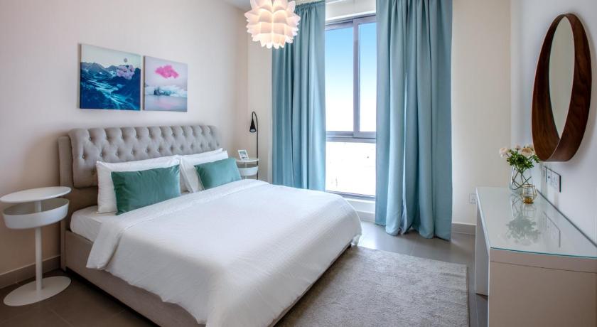 Luxury 2 Bd Aprt in Bahrain, for Families Only, with OSN, Netflix, high speed internet, and pool photo