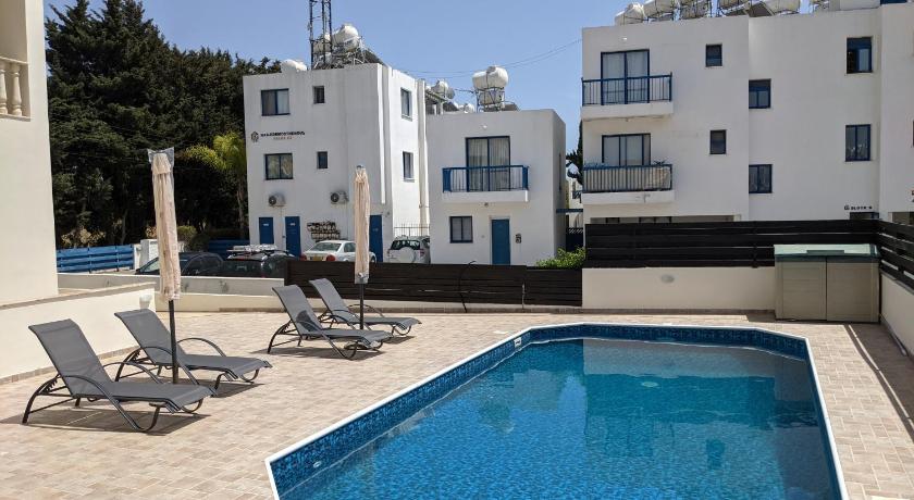 Cosy apartment in Kato Paphos with pool access photo