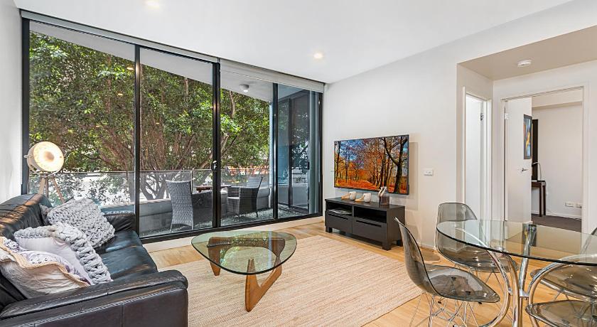 Bright Two-Bedroom Apartment With Leafy Outlook — Hotel in Melbourne