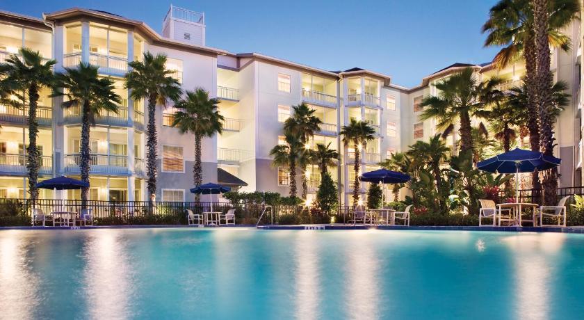a hotel room with a large swimming pool in front of it, Club Wyndham Cypress Palms in Orlando (FL)