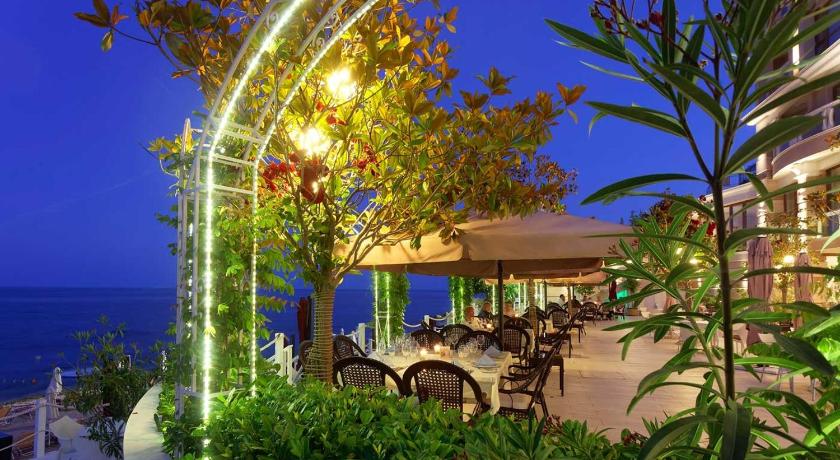 Luxurious and panoramic apartment at the beach. - image 13