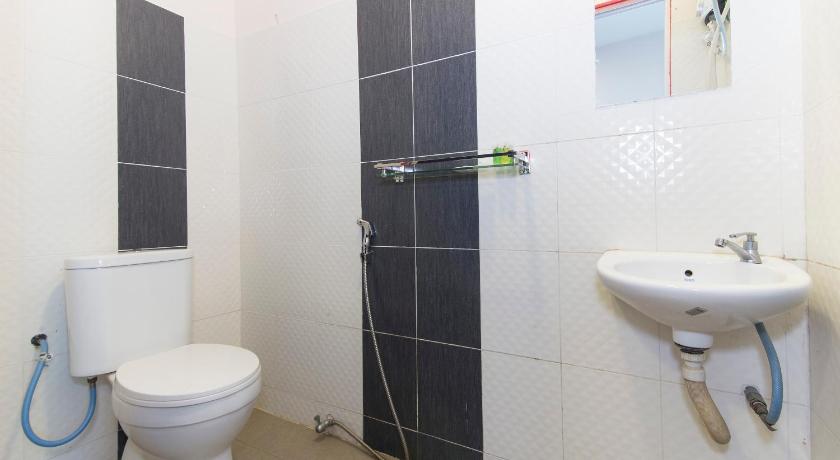 a bathroom with a toilet, sink, and shower stall, OYO 439 Night Queen Hotel in Kuala Lumpur
