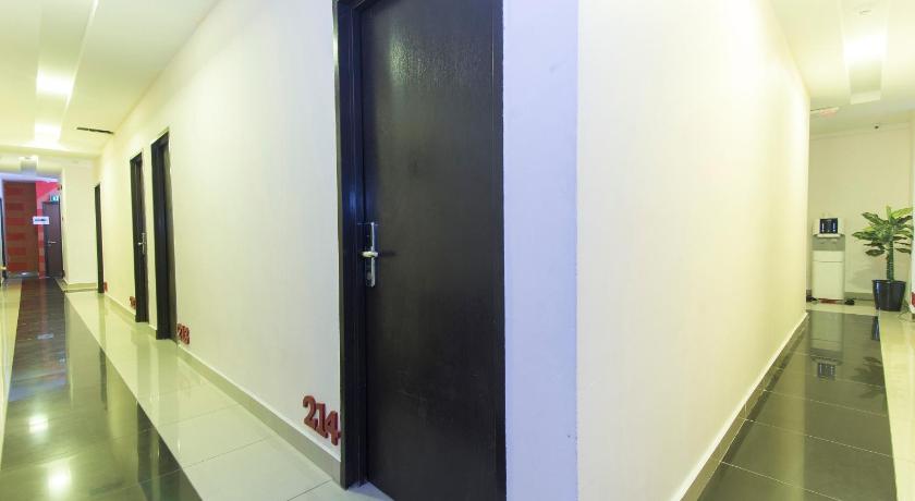 a hallway with a white wall and a blue floor, OYO 439 Night Queen Hotel in Kuala Lumpur