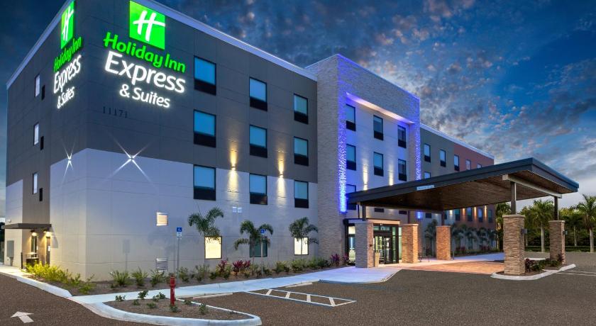 a large building with a clock on the front of it, Holiday Inn Express & Suites Ft Myers Beach-Sanibel Gateway in Fort Myers (FL)