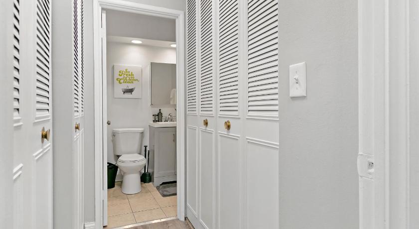 Convenient Location & Cozy Studio Apartment - Oakdale 218 rep photo