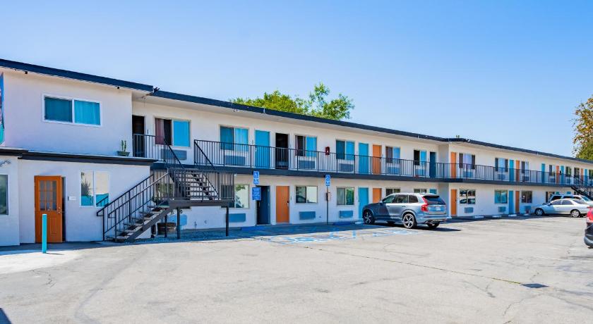 Tradewinds Motel photo