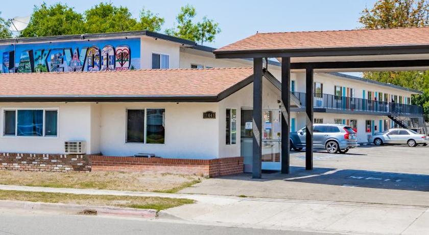 Tradewinds Motel photo