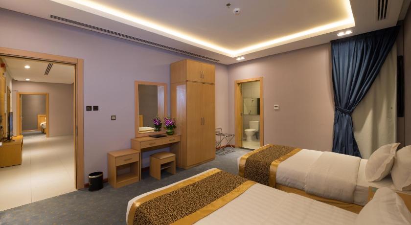 a hotel room with a bed and a desk, Boudl Al Munsiyah in Riyadh