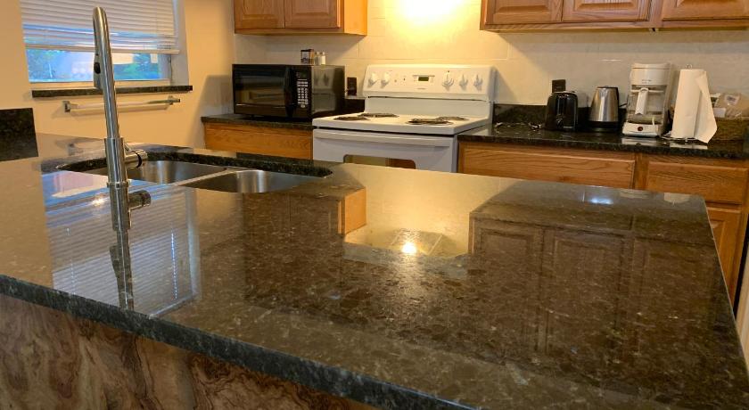 House 3br 1-bath, 8-min from Indian Rocks Beach, nice park thru back gate — Hotel in Largo (FL)