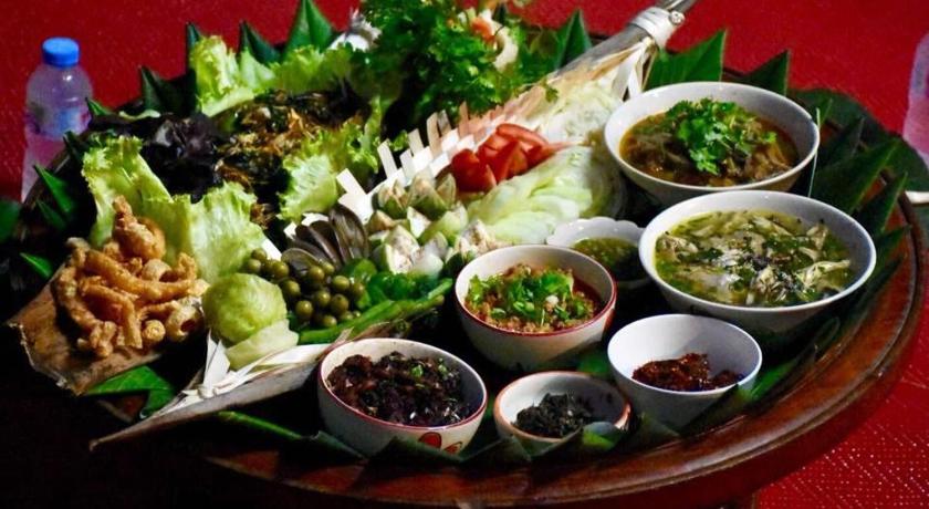 a bowl filled with lots of different types of food, Ban Rai Jai Chaem Spa Cafe and Homestay in Mae Chaem