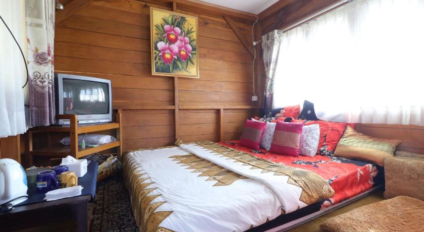 a bedroom with a bed and a tv, Lembur Incu Syariah Villa and Resto in Bandung