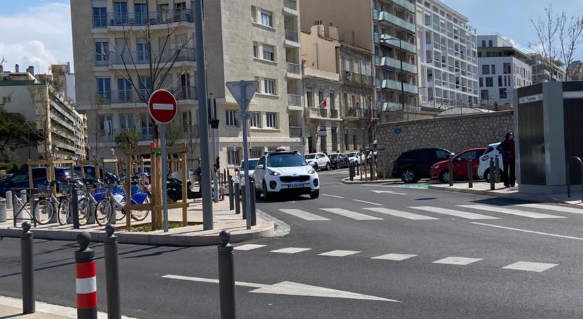 a city street filled with lots of traffic, Appartement confortable pres de la plage Catalane et Pharo in Marseille