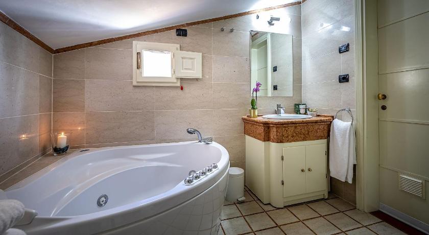 Image of Three-Bedroom Apartment with Duomo View (6 Adults) 2