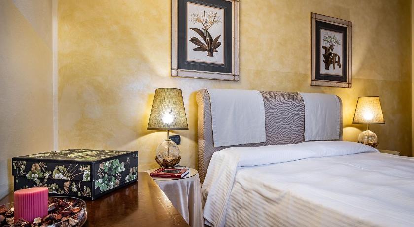Image of Three-Bedroom Apartment with Duomo View (6 Adults) 11