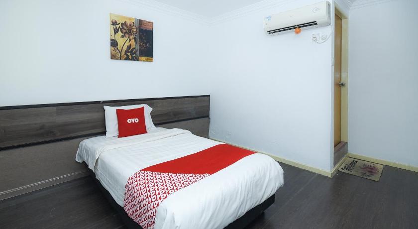 a bedroom with a bed and a desk, OYO 90220 River Inn in Miri