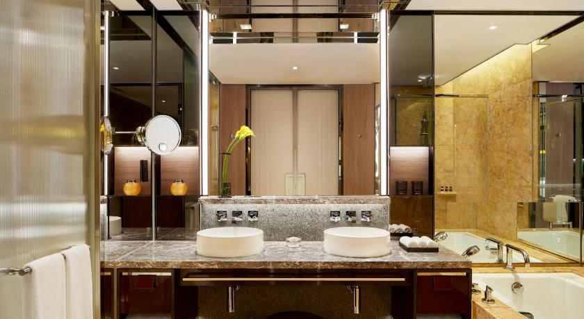 Image of Deluxe Peak-View Room King 5