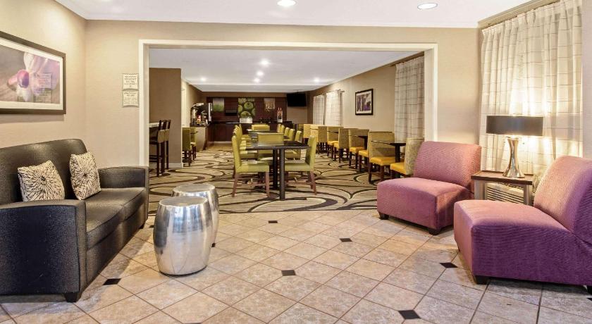 La Quinta Inn & Suites by Wyndham Harrisburg Airport Hershey