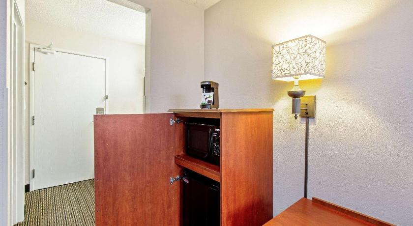 La Quinta Inn & Suites by Wyndham Harrisburg Airport Hershey