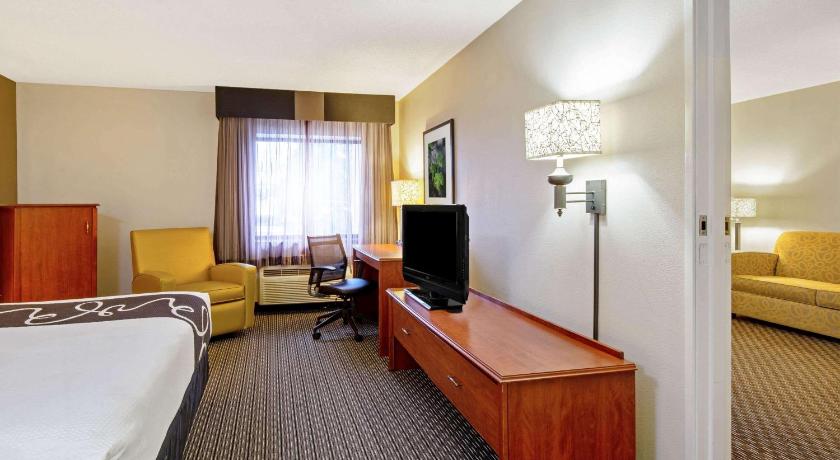 La Quinta Inn & Suites by Wyndham Harrisburg Airport Hershey