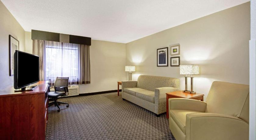 La Quinta Inn & Suites by Wyndham Harrisburg Airport Hershey
