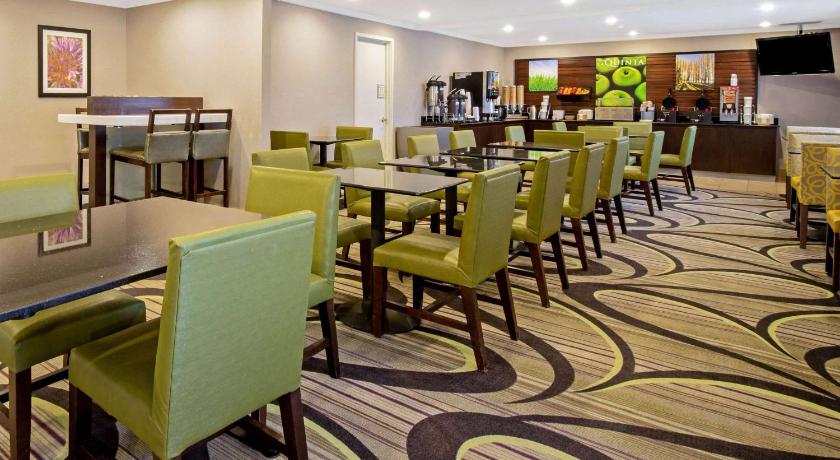 La Quinta Inn & Suites by Wyndham Harrisburg Airport Hershey