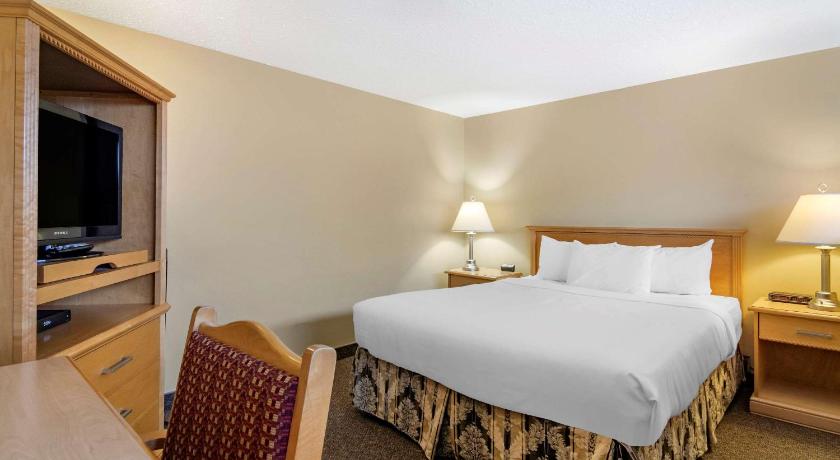 Econo Lodge Inn & Suites