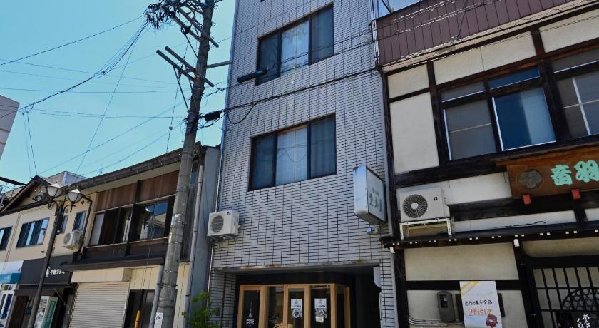 New open - Manabi-stay Takayama SAKURA 古い町並みまで徒歩１分！迫力の大画面シアタールームと香り高い檜風呂完備！！ photo
