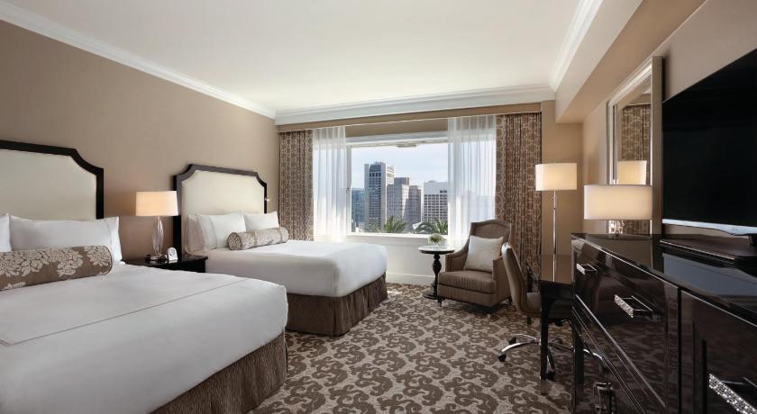 Image of SIGNATURE SKYLINE VIEW 1 King, Contemporary gue stroom on Floors 2 to 23 - 365 sf, 34 sm 0