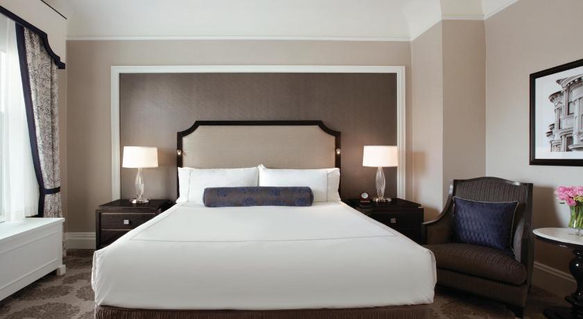 Image of CAMBRIDGE LEGACY SUITE 1 King with sofabed, living room and 2 full bathrooms - 1100 sf, 102 sm 5