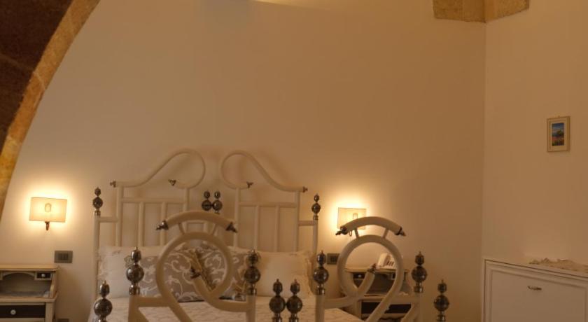 a room with a bed and a table, PLAZACARRISI HOTEL & SPA in Cellino San Marco
