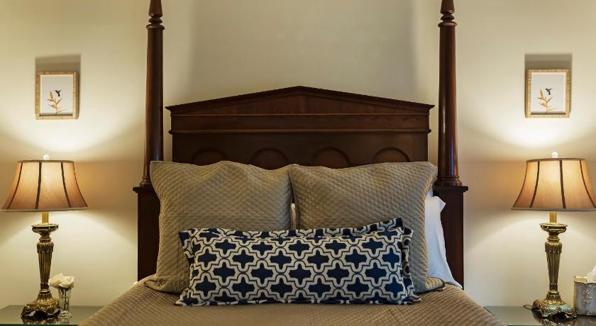 Image of Queen Suite with Spa Bath 1