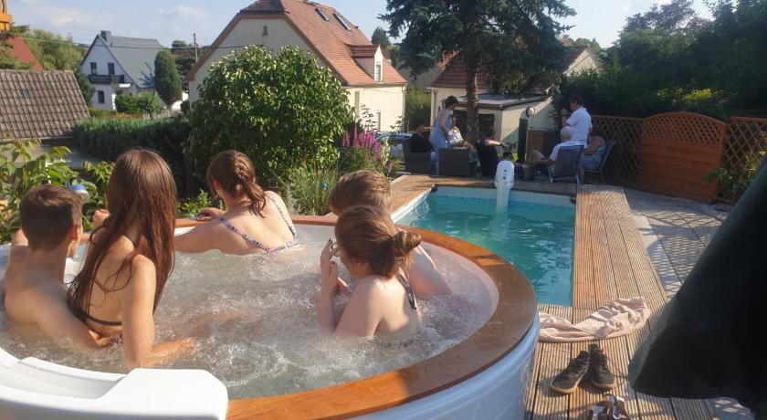 Ferienwohnung Moritzburg mit Pool — Hotel in Moritzburg