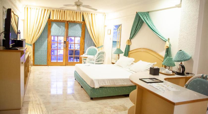 Image of Studio with Pool Access 1
