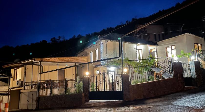 Luxury Apartment at Pirosmani 22 in central Borjomi — Hotel in Borjomi