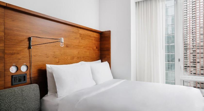 Image of Corner Queen 5