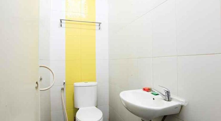 a bathroom with a sink and a toilet, Wisma Asiatique Pekanbaru in Pekanbaru