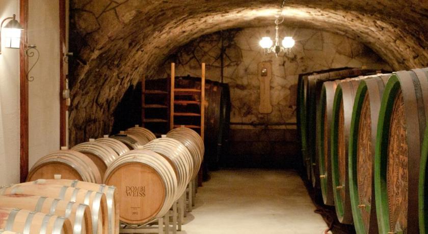 Weingut & Gastehaus Dombi Weiss photo
